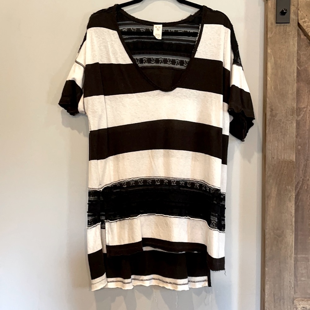 Free People, Size M shirt sleeve black/white/lace tunic. Perfect for leggings!